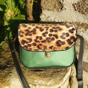 Sac vert brillant et léopard