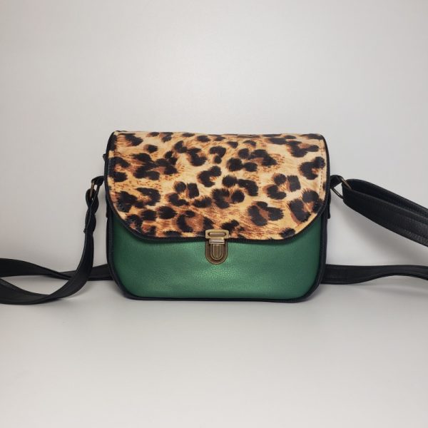 Sac vert brillant et léopard