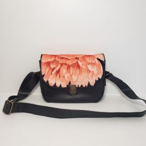 Sac noir et fleur rouge