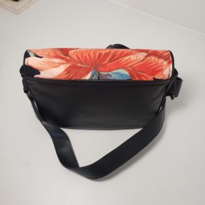 Sac noir et fleur rouge