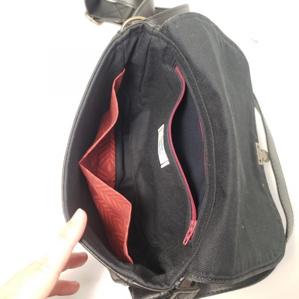 Sac noir et fleur rouge - Image 3