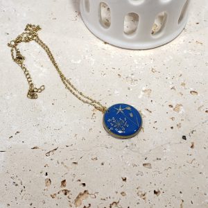 collier bleu, fleurs