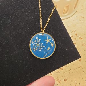 collier bleu, fleurs