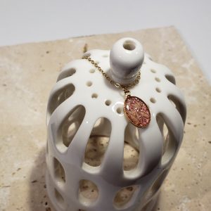 collier paillettes roses, fleurs