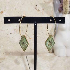 créoles dorées, losange vert, fleurs séchées