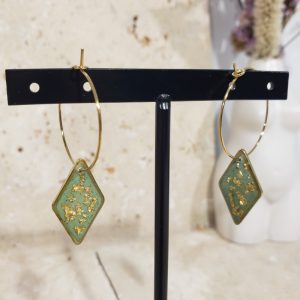 créoles dorées, losange vert, pépites dorées