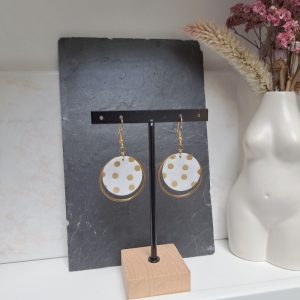 boucles d’oreilles blanches à pois dorés
