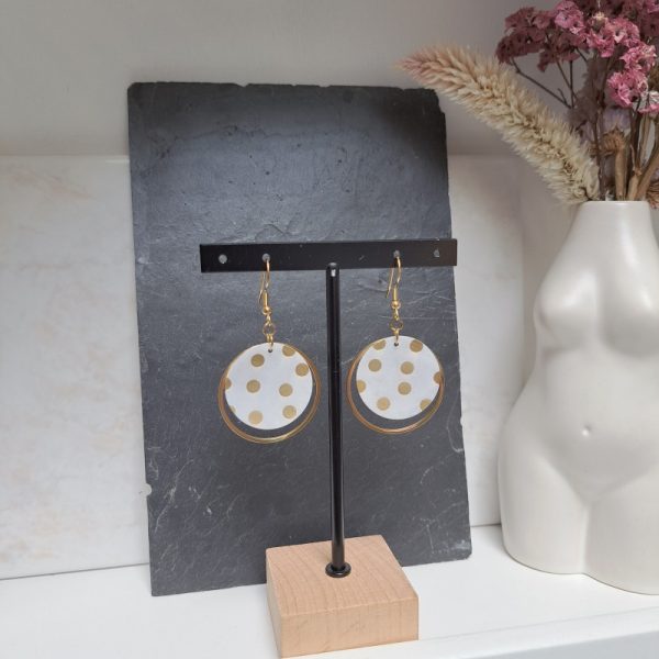 boucles d'oreilles blanches à pois dorés
