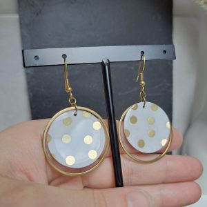 boucles d’oreilles blanches à pois dorés