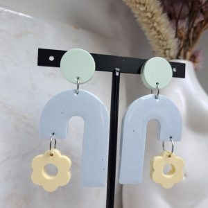 Boucles d’oreilles en Jesmonite et résine.