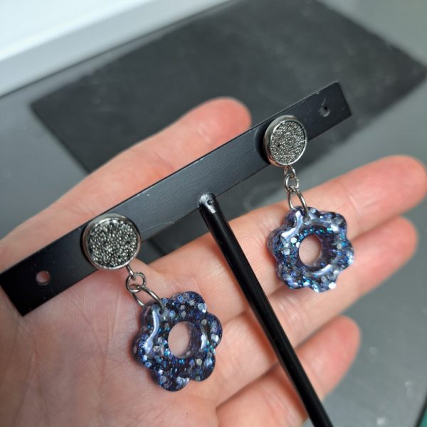 Boucles d'oreilles fleurs bleues - Image 3