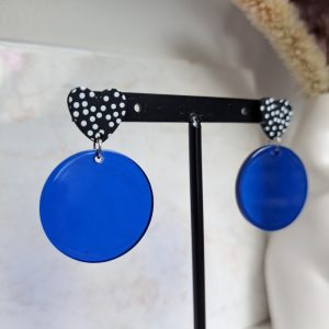boucles d’oreilles ronds bleus et cœur noir