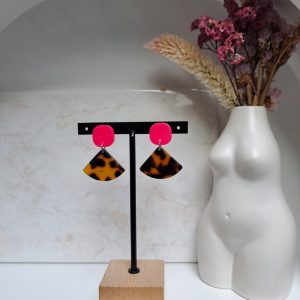 Boucles d’oreilles fuchsia et écaille de tortue marron