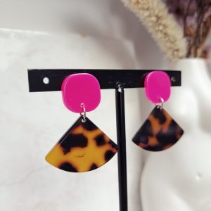Boucles d’oreilles fuchsia et écaille de tortue marron