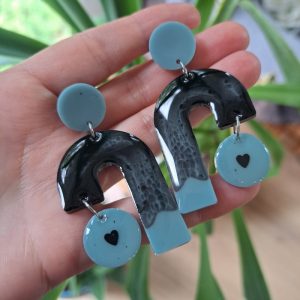 Boucles d’oreilles résine bleue et noir