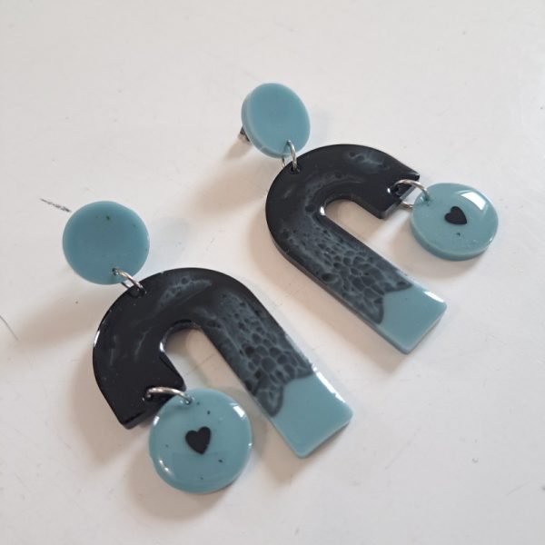 Boucles d'oreilles résine bleue et noir - Image 3