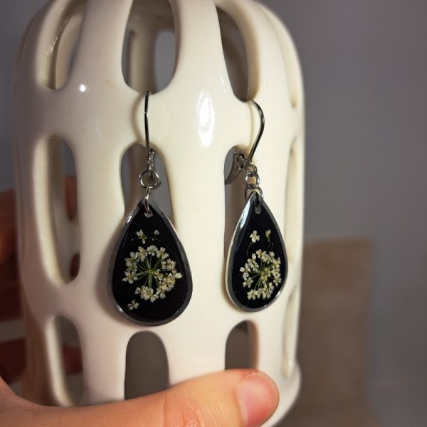 Boucles d'oreilles noir/fleurs - Image 3