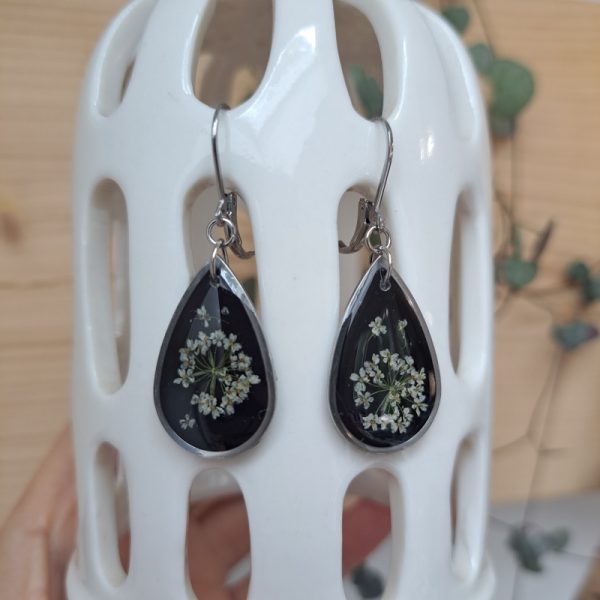 Boucles d'oreilles noir/fleurs - Image 2