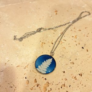 collier véritable cyanotype d&rsquo;une fougère recouvert de résine