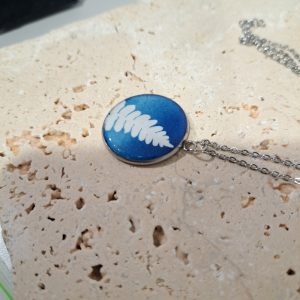 collier véritable cyanotype d&rsquo;une fougère recouvert de résine