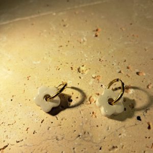 mini créoles fleur blanche en Jesmonite