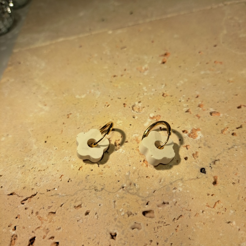 mini créoles fleur blanche en Jesmonite - Image 2