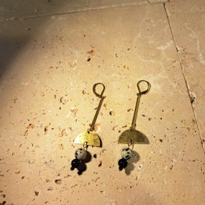 boucles d’oreilles en laiton avec perles en Jaspe dalmatien et verre noir