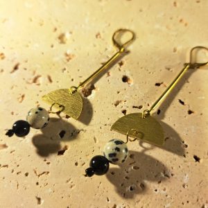 boucles d’oreilles en laiton avec perles en Jaspe dalmatien et verre noir
