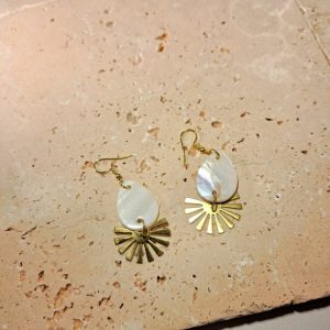 boucles d’oreilles en laiton, gouttes en nacre