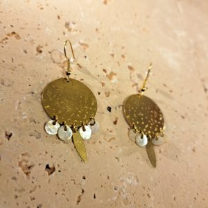 boucles d’oreilles en laiton avec sequins en nacre