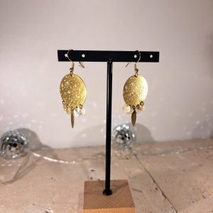 boucles d’oreilles en laiton avec sequins en nacre