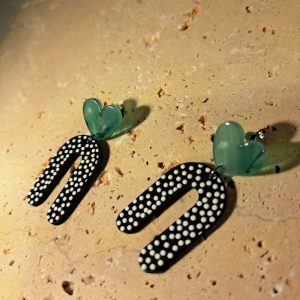 boucles d’oreilles cœur vert marbré et forme géométrique à pois