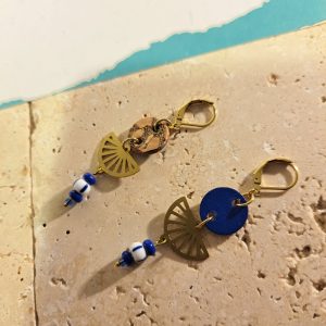 boucles d’oreilles cuir bleu, perles en verre