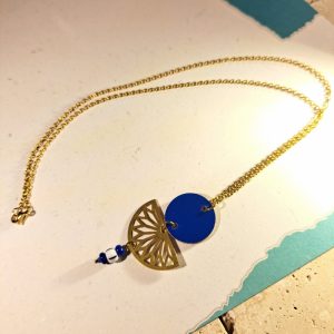 collier rosace et rond en cuir bleu