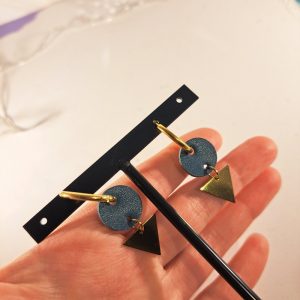 boucles d’oreilles cuir bleu canard, triangle acier doré