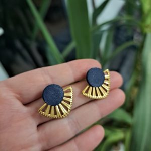 puces d’oreilles en acier doré et cuir bleu canard