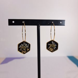 créoles dorés noirs fleurs blanches