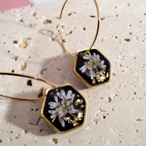 créoles dorés noirs fleurs blanches