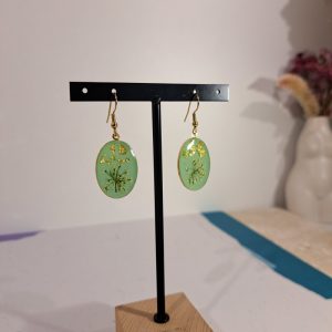 boucles d&rsquo;oreilles ovales vertes fleurs blanches