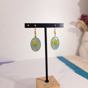 boucles d&rsquo;oreilles ovales bleues fleurs jaunes