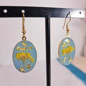 boucles d&rsquo;oreilles ovales bleues fleurs jaunes