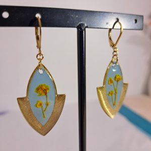 boucles d&rsquo;oreilles bleues fleurs jaunes