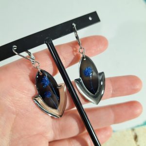 boucles noir fleurs bleues foncées