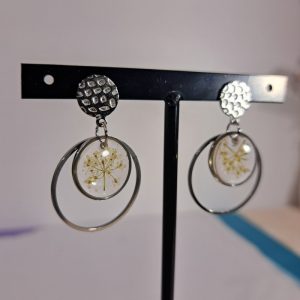 boucles d&rsquo;oreilles transparentes et fleurs