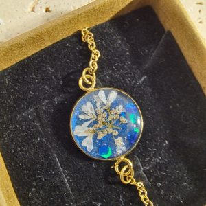bracelet bleu fleur blanche