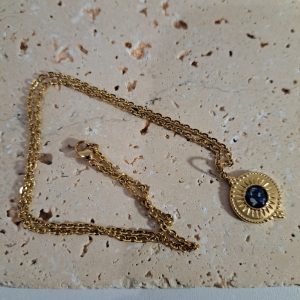 collier doré bleu pétales fleurs blanches