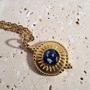 collier doré bleu pétales fleurs blanches