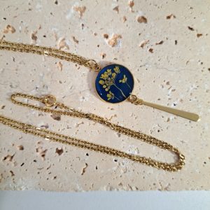 collier bleu et fleur jaune