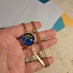 collier bleu et fleur jaune