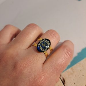 bague doré et bleue avec fleur
